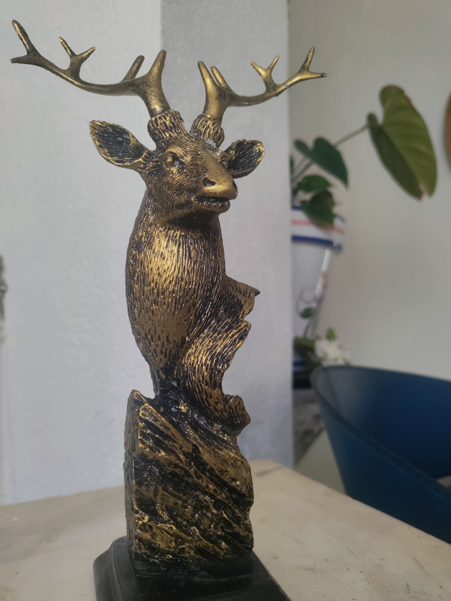 Statue Tête de Cerf en Résine — Édition Signature