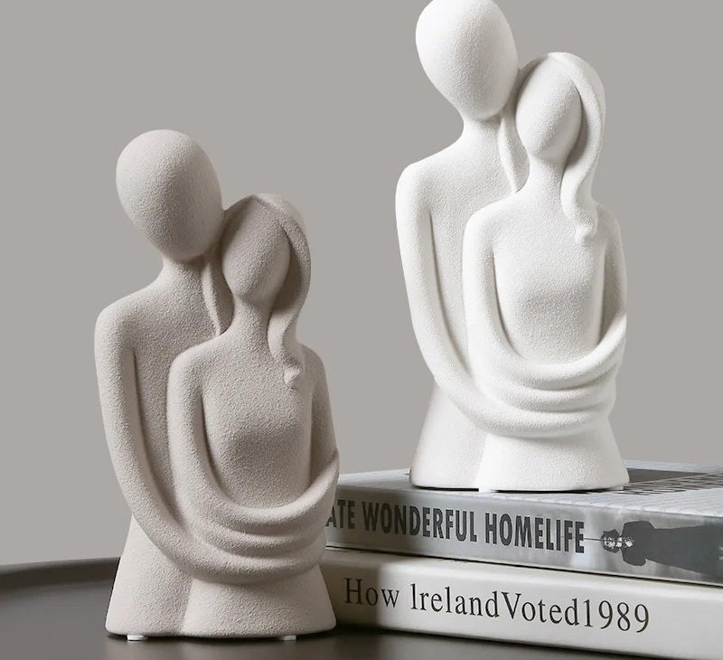 Statue en céramique du couple enlacé — Édition Signature