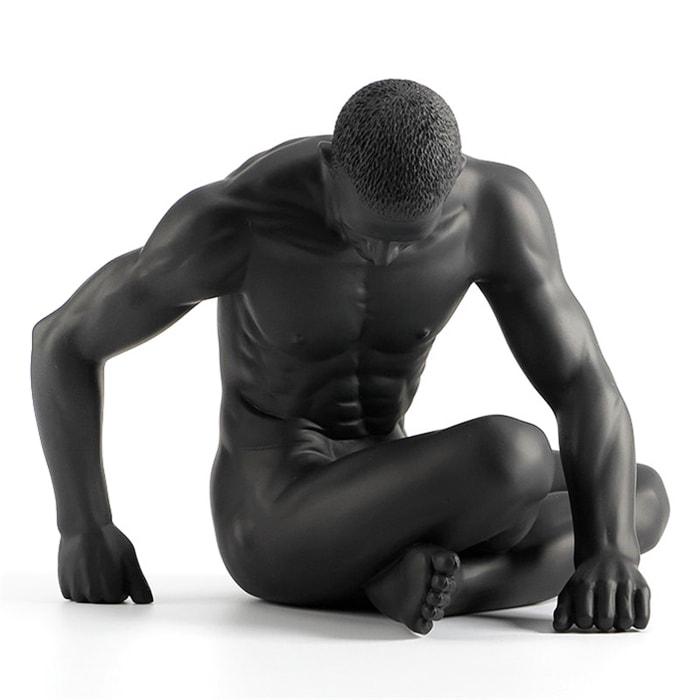 Statue de l'Homme Paresseux – Assis