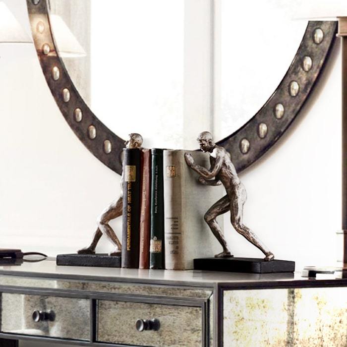 Statue Homme-Serre-Livre