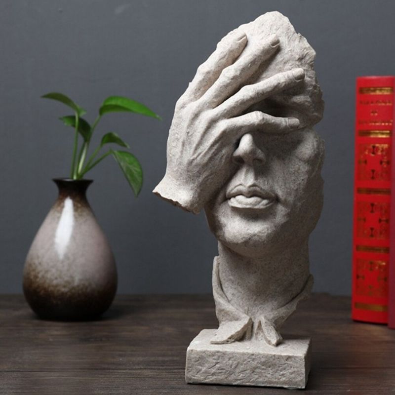Statue d'Homme au Visage Gris