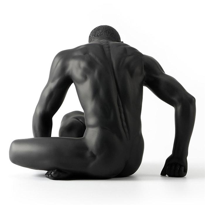 Statue de l'Homme Paresseux – Assis