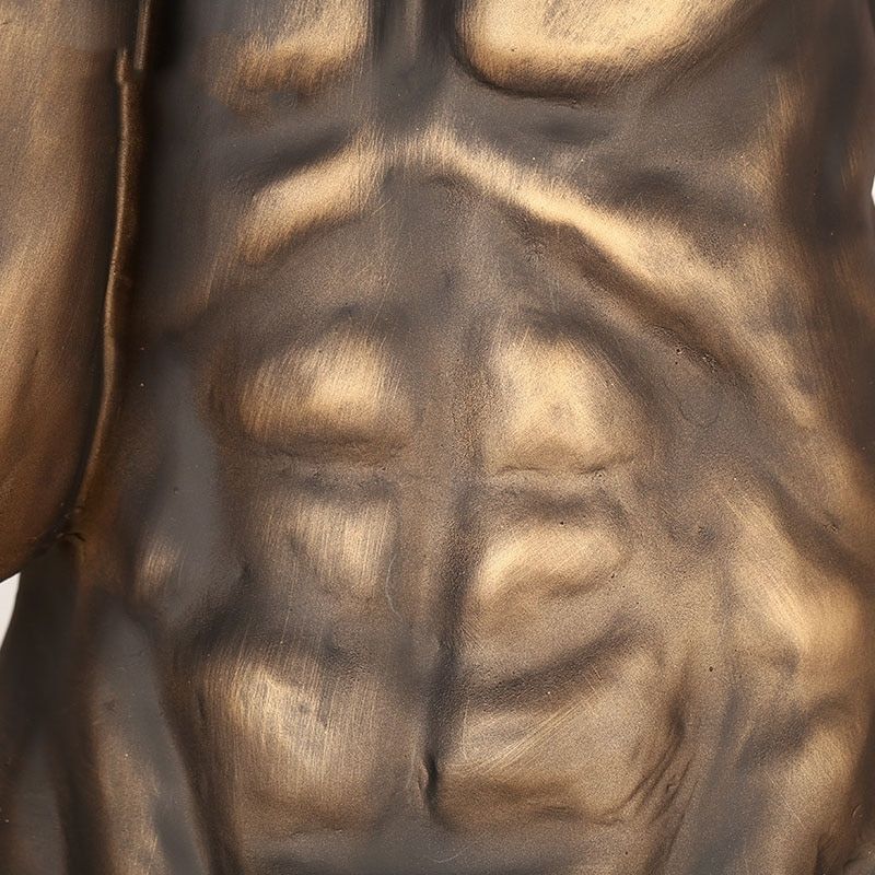 Statue Iconique: L'Homme Nu Porte la Balle