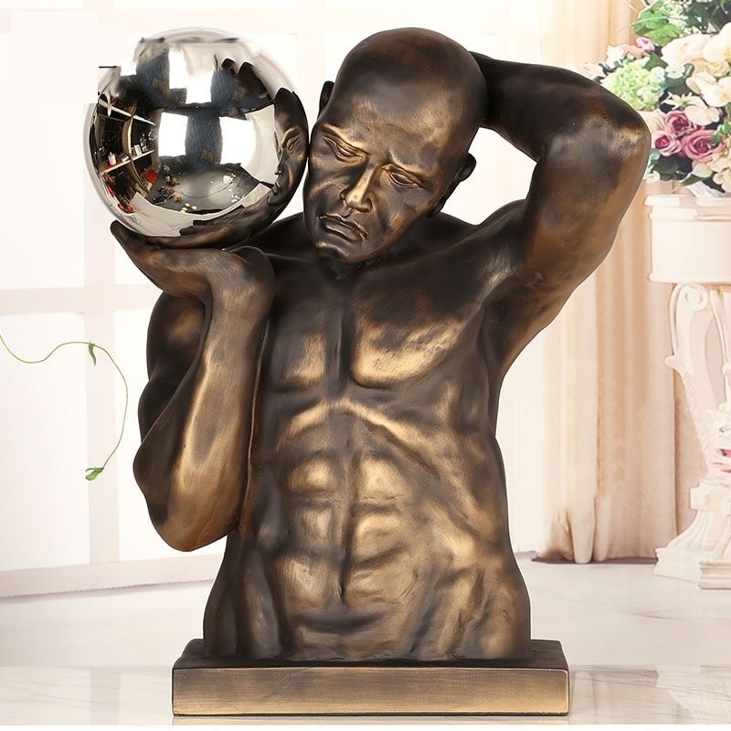 Statue Iconique: L'Homme Nu Porte la Balle