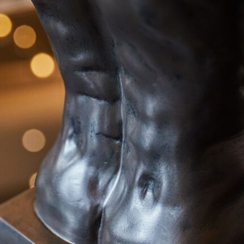 Statue en Résine – Homme Noir (Édition Premium)