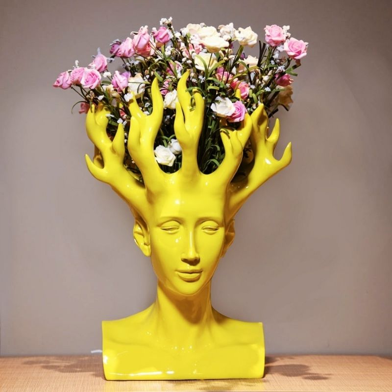 Statue Femme: Vase Jaune