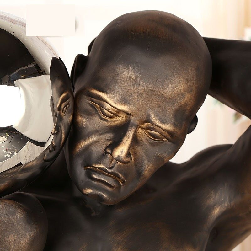 Statue Iconique: L'Homme Nu Porte la Balle