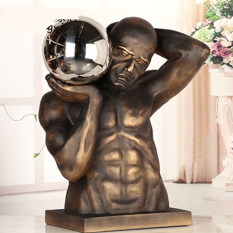 Statue Iconique: L'Homme Nu Porte la Balle