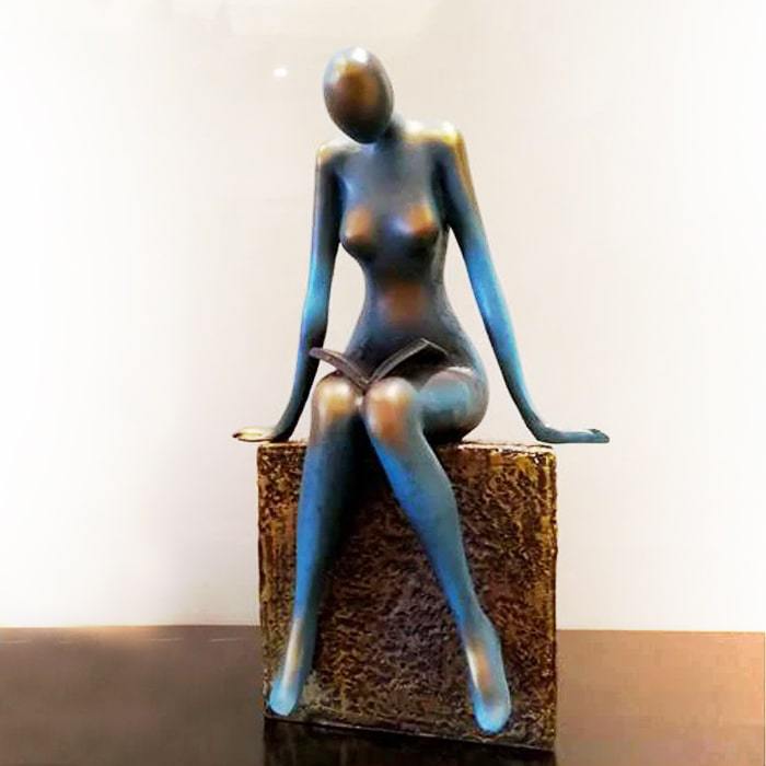 Statue: Femme qui Lit