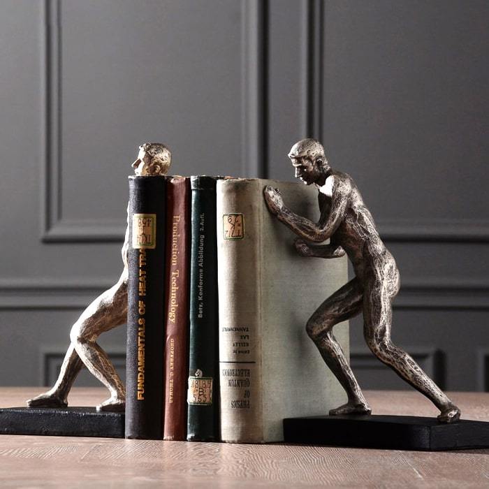 Statue Homme-Serre-Livre